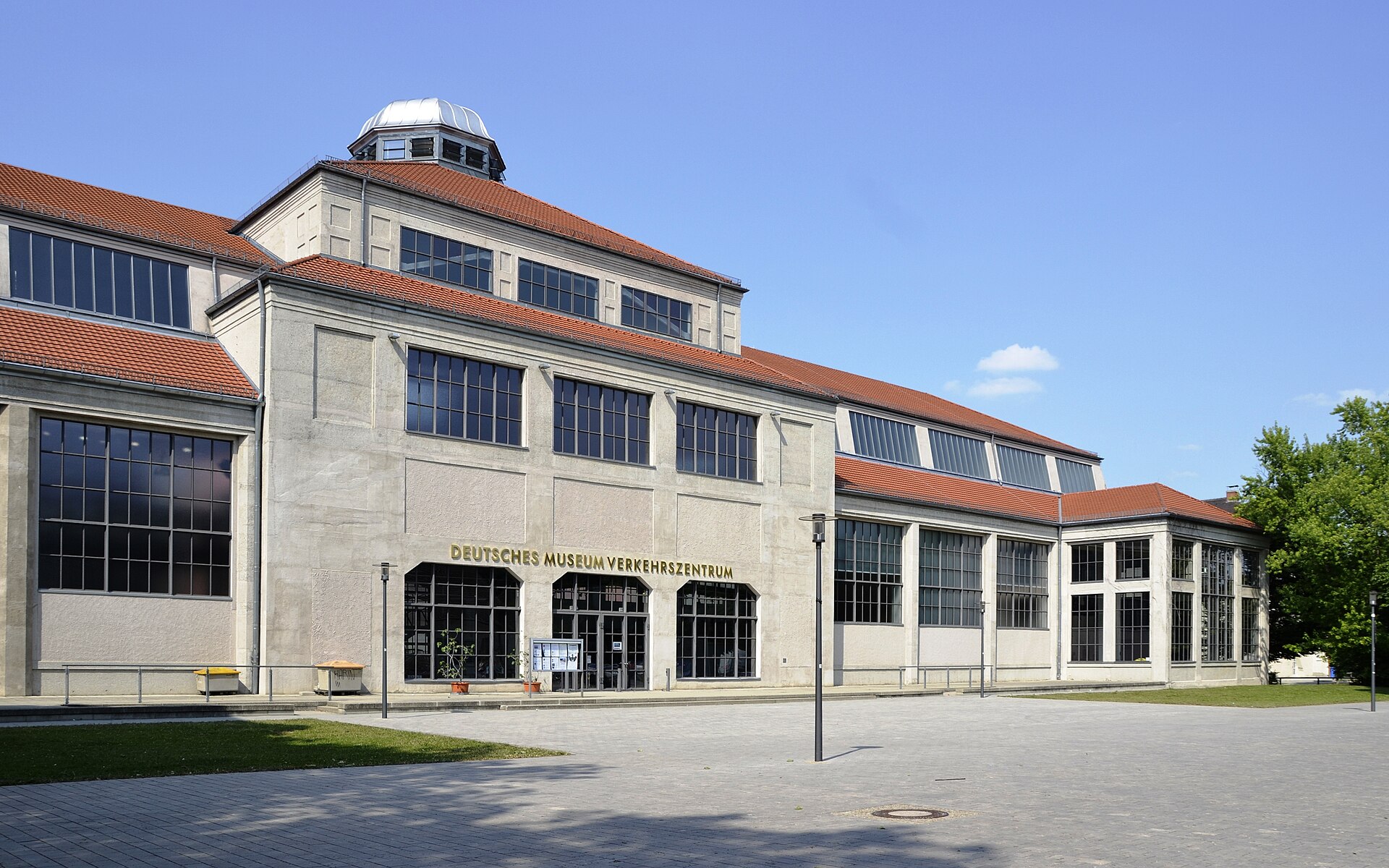 Haupteingang des Verkehrszentrums des Deutschen Museums in München